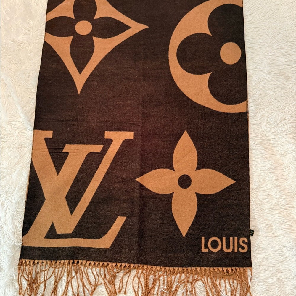Louis Vuitton Cashmere Scarf/Shawl - Picture 6 of 8